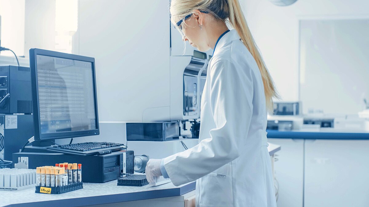How is bladder cancer detected and diagnosed? A simple urinalysis test can be done to check for blood