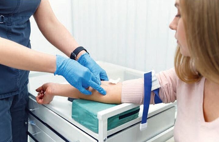 The donor’s suitability is verified by a blood analysis before the actual donation. Blood analysis before the actual donation.